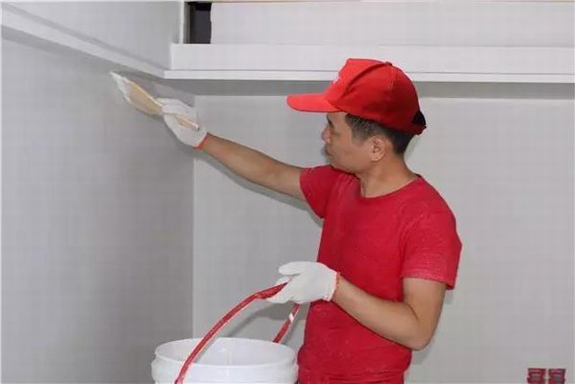 13上漆時(shí)陰陽(yáng)角處一定要用毛刷涂刷均勻.jpg