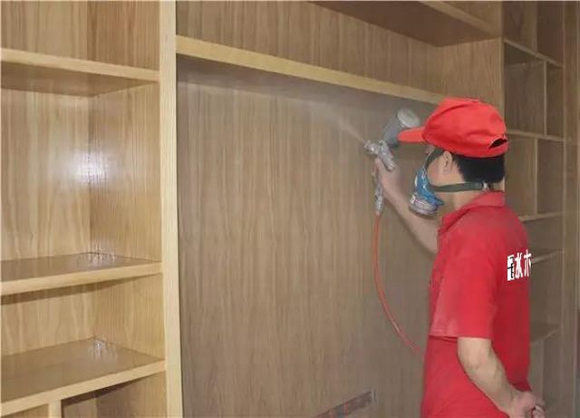 8噴槍距作業面為35-40mm左右，不能飛槍噴， 更不能貼面噴，霧化要均勻一致，不流掛.jpg