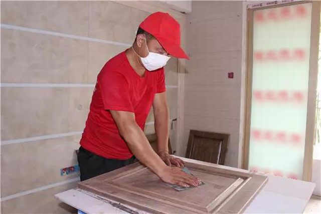 12膩子干后用砂紙進行打磨.jpg