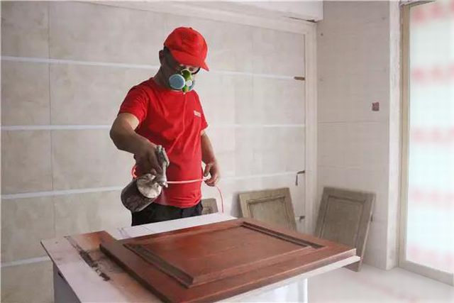 13噴槍距作業面為35-40mm左右，不能飛槍噴，更不能貼面噴，霧化要均勻一致，不流掛。第一遍干后再噴第二遍.jpg